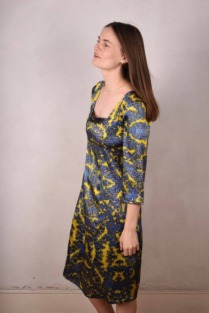 Pernille  Stretch silk dress w. 3/4 sleeves and square neckline "Sand Reef" - Tone Barker Silk