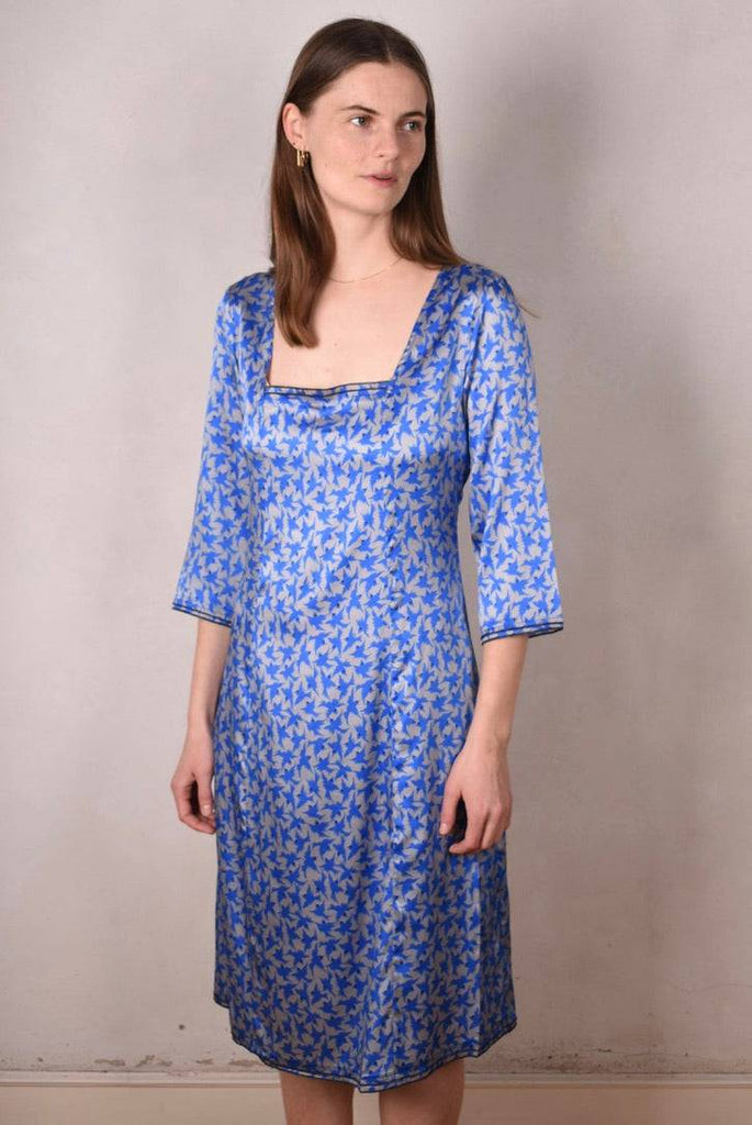 Pernille  Stretch silk dress w. 3/4 sleeves and square neckline "silverbird" - Tone Barker Silk
