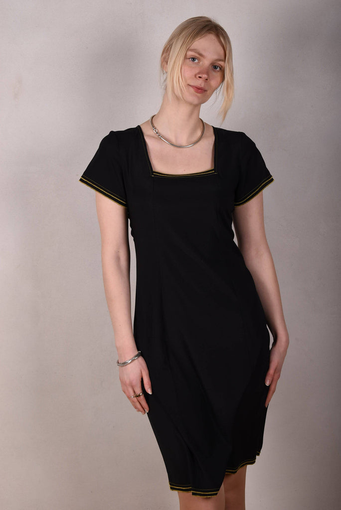 Pippina Stretch silk dress w. short sleeves and square neckline "Black" - Tone Barker Silk
