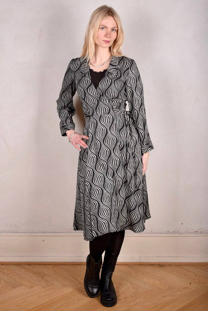 W-wrap. Wrap dress in Noil silk/rayon mix. 60%noil silk/40%viscose "Kalacream" - Tone Barker Silk