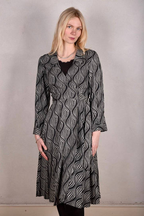 W-wrap. Wrap dress in Noil silk/rayon mix. 60%noil silk/40%viscose "Kalacream" - Tone Barker Silk