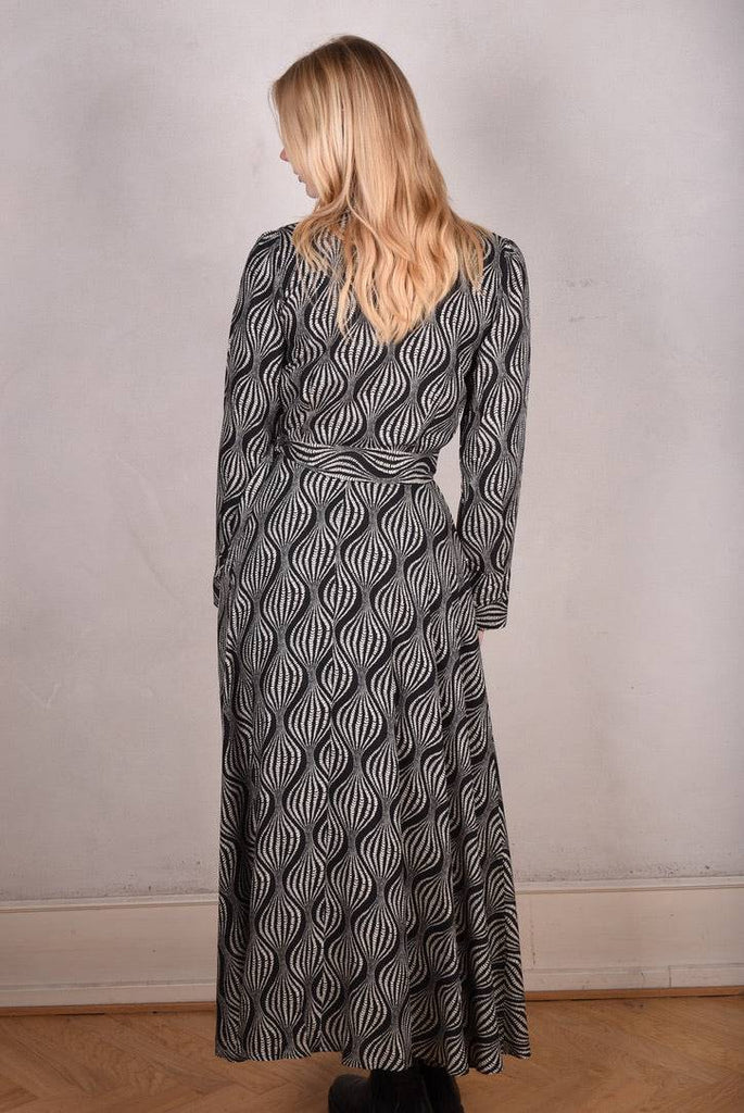 Wang wrap. Maxi wrap dress in Noil silk/rayon mix. 60% silk/40% viscose "Kalacream" - Tone Barker Silk