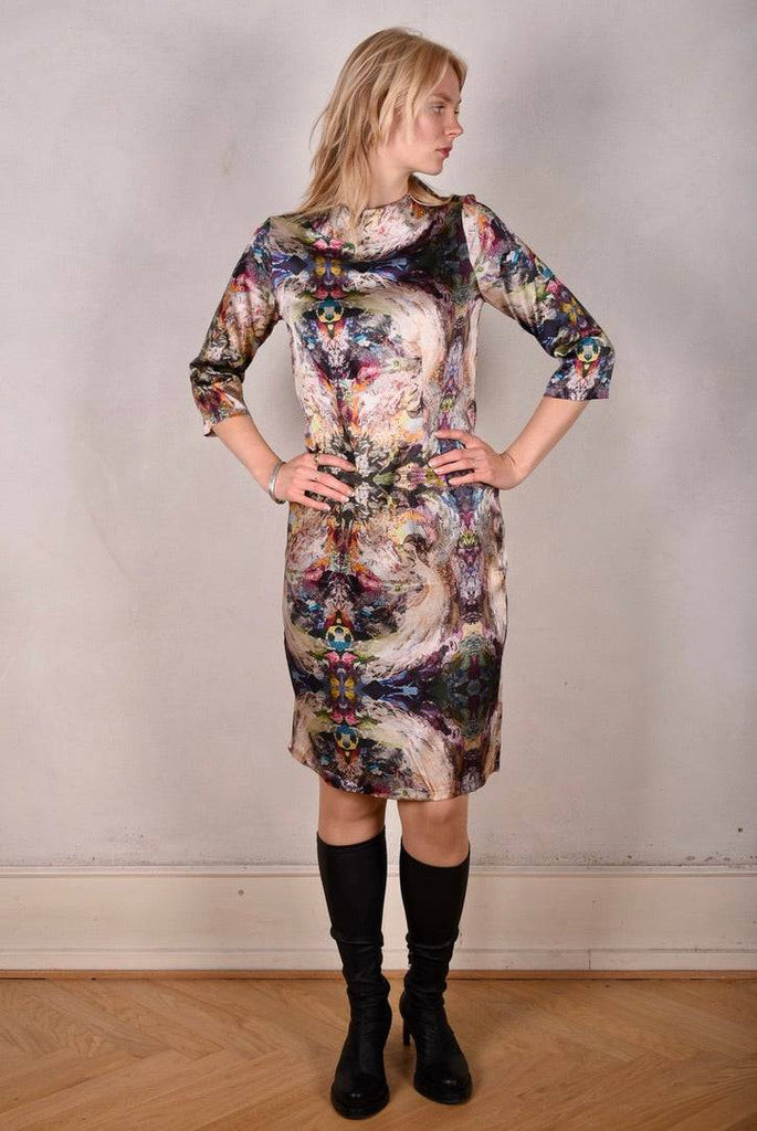 Waudress. Dress w. high boatneck and 3/4 sleeves in stretch silk. "Angel-Nulle" - Tone Barker Silk