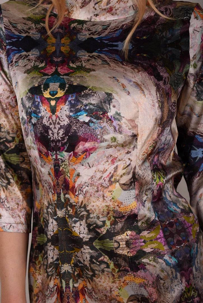 Waudress. Dress w. high boatneck and 3/4 sleeves in stretch silk. "Angel-Nulle" - Tone Barker Silk