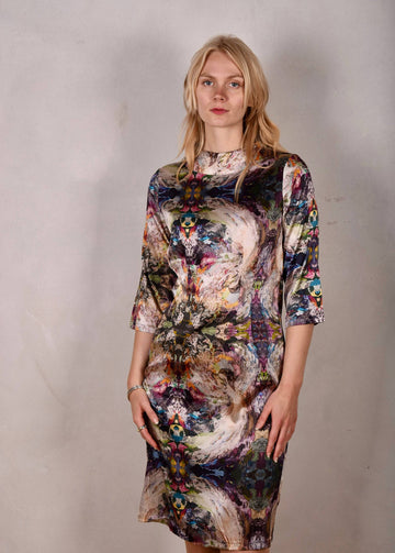 Waudress. Dress w. high boatneck and 3/4 sleeves in stretch silk. "Angel-Nulle" - Tone Barker Silk