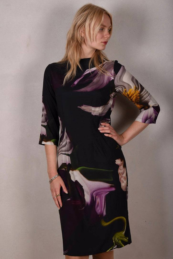 Waudress. Dress w. high boatneck and 3/4 sleeves in stretch silk. "Deflowered" - Tone Barker Silk
