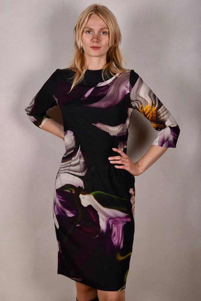 Waudress. Dress w. high boatneck and 3/4 sleeves in stretch silk. "Deflowered" - Tone Barker Silk