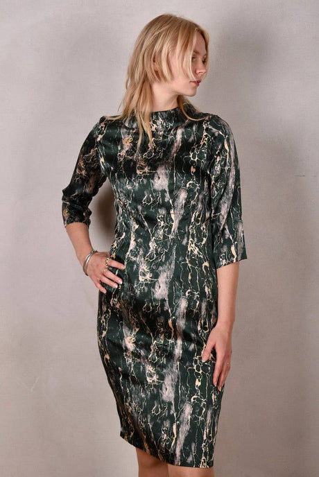 Waudress. Dress w. high boatneck and 3/4 sleeves in stretch silk. "Grarble" - Tone Barker Silk