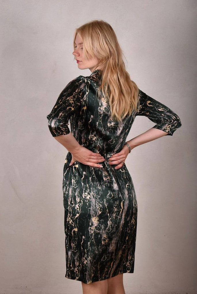 Waudress. Dress w. high boatneck and 3/4 sleeves in stretch silk. "Grarble" - Tone Barker Silk