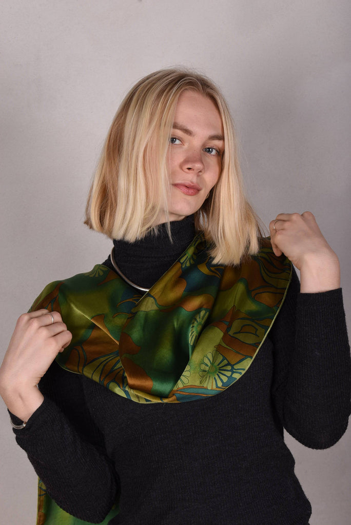 Shawl/scarf in 100% silk satin. 33X160 cm print:"Gregend" - Tone Barker Silk