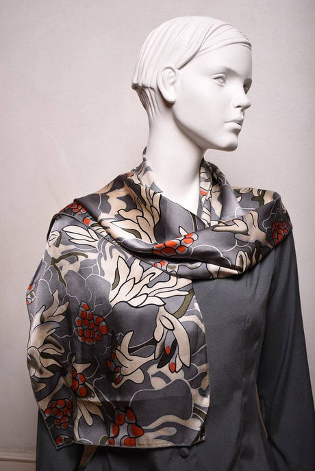 Shawl/scarf in 100% silk satin. 33X160 cm print:"Greygoda" - Tone Barker Silk