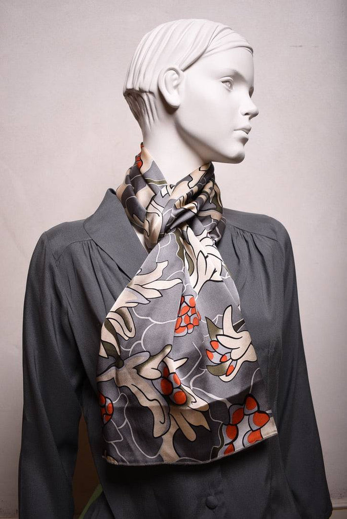 Shawl/scarf in 100% silk satin. 33X160 cm print:"Greygoda" - Tone Barker Silk