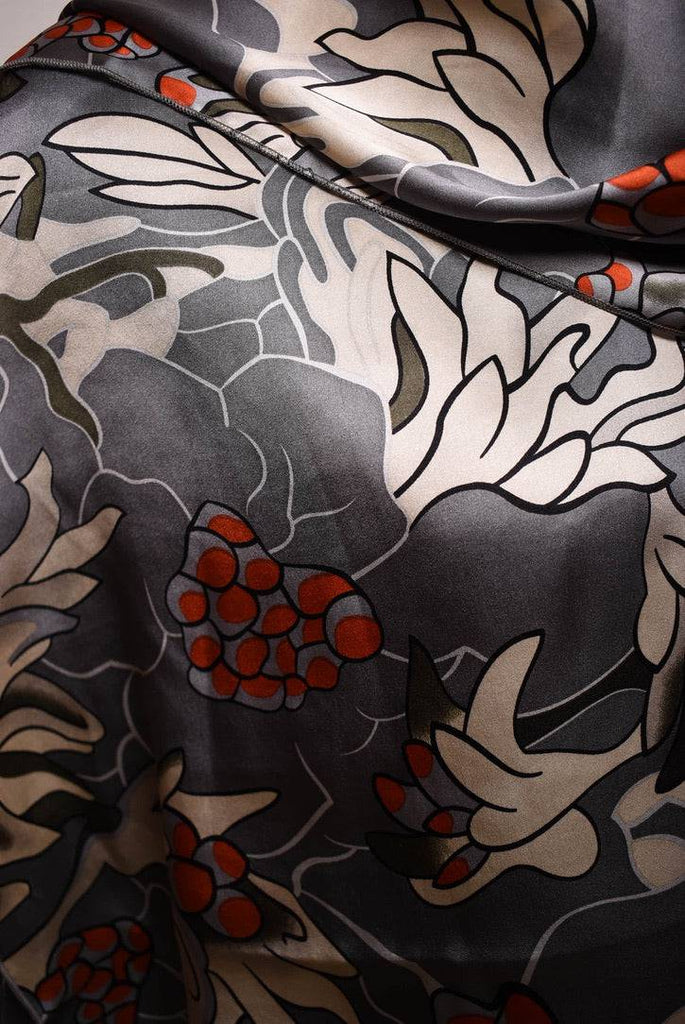 Shawl/scarf in 100% silk satin. 33X160 cm print:"Greygoda" - Tone Barker Silk