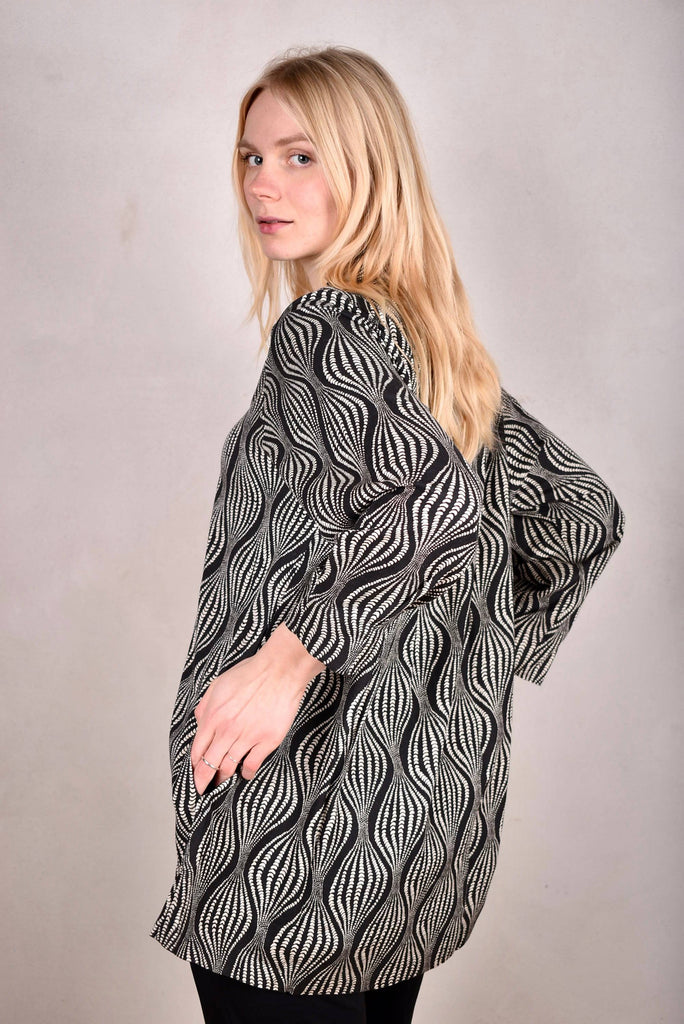 Cosey. Tunic top in Noil Silk/Rayon mix. Print "Kalacream" - Tone Barker Silk