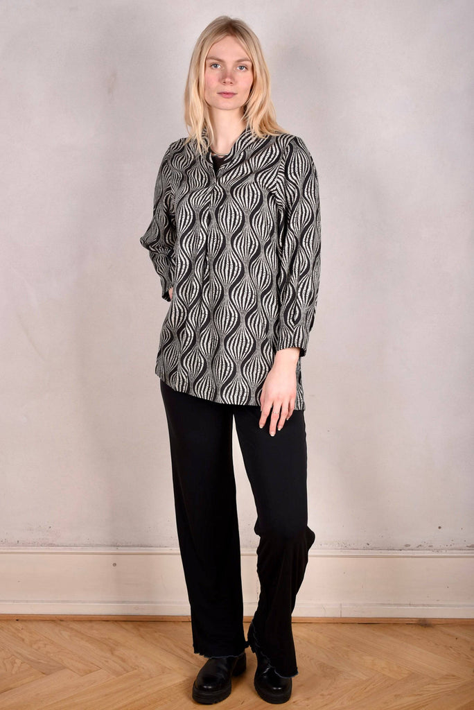 Cosey. Tunic top in Noil Silk/Rayon mix. Print "Kalacream" - Tone Barker Silk