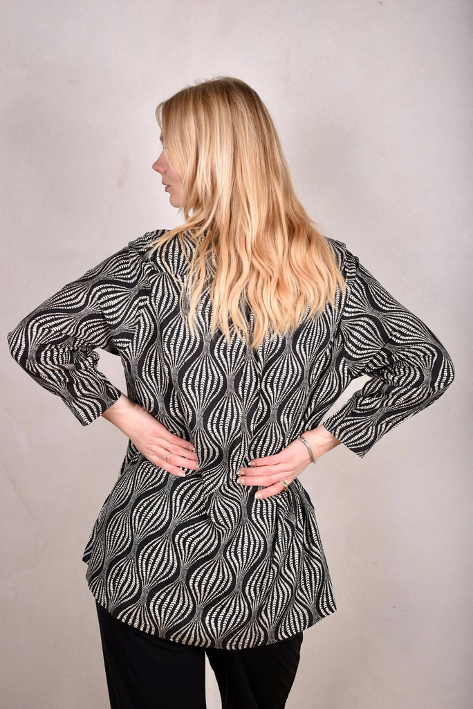Cosey. Tunic top in Noil Silk/Rayon mix. Print "Kalacream" - Tone Barker Silk