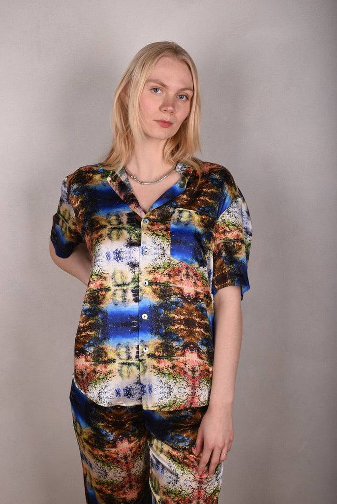 Summer Shirt Man. Silk shirt w. short sleeves "Calling" from painting by Martin Spang Olsen - Tone Barker Silk