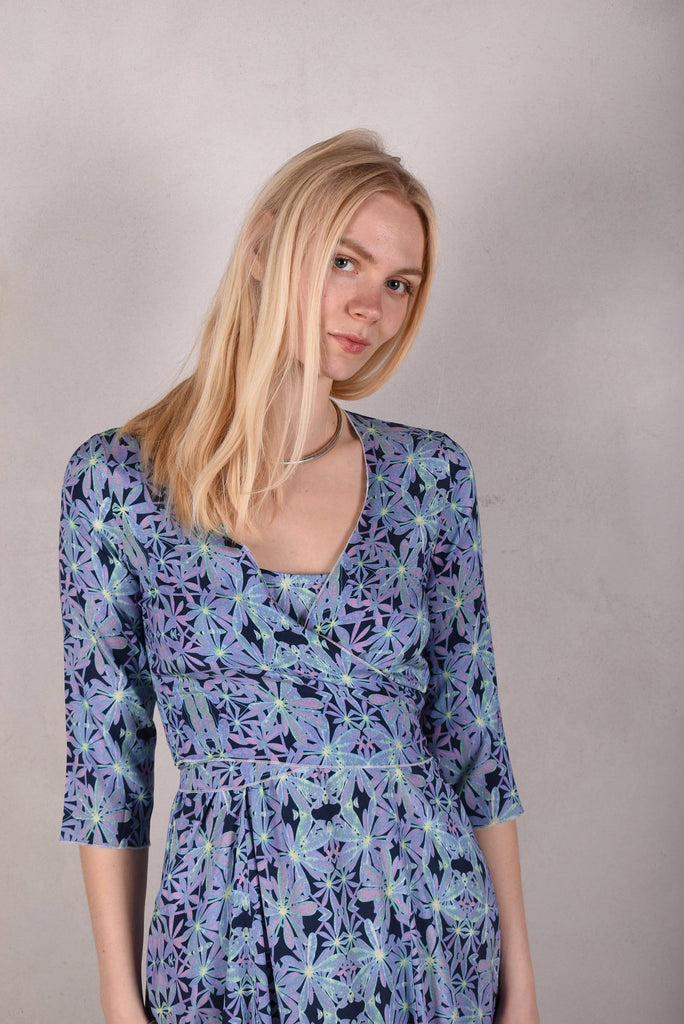 Parisienne. Wrap top/ Tie-front top w. 3/4 sleeves "Aquafleur" - Tone Barker Silk