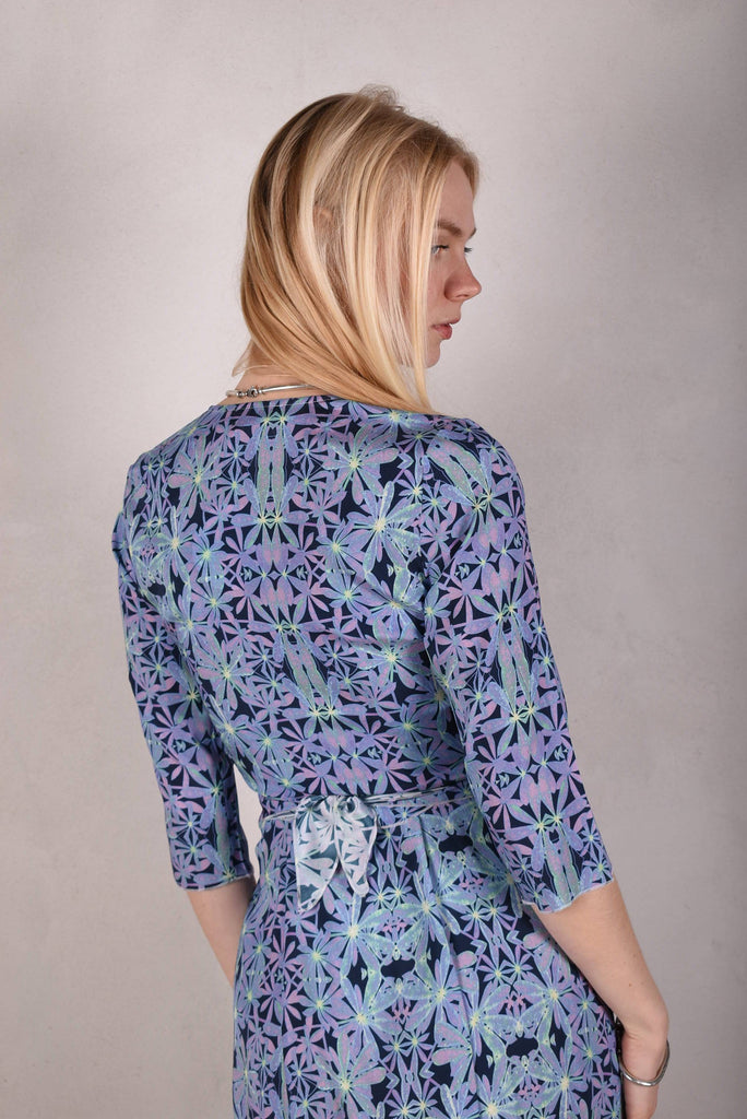 Parisienne. Wrap top/ Tie-front top w. 3/4 sleeves "Aquafleur" - Tone Barker Silk