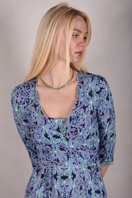 Parisienne. Wrap top/ Tie-front top w. 3/4 sleeves "Aquafleur" - Tone Barker Silk