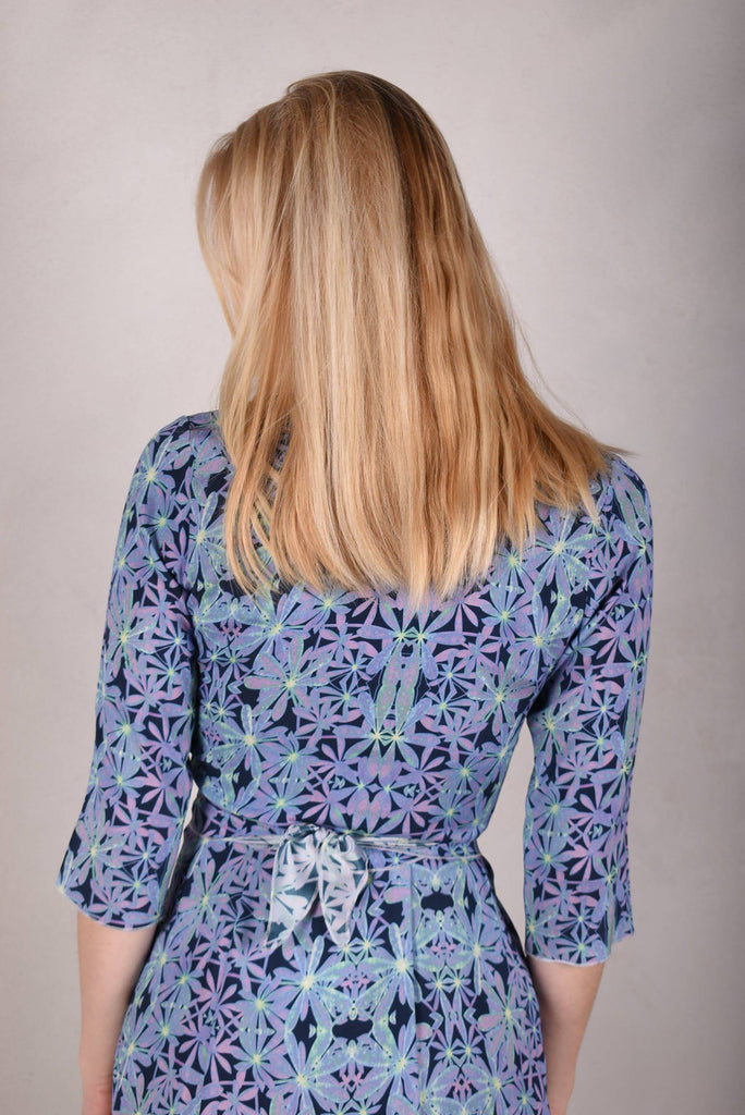 Parisienne. Wrap top/ Tie-front top w. 3/4 sleeves "Aquafleur" - Tone Barker Silk