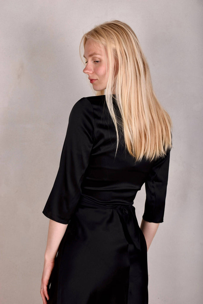Parisienne. Wrap top/ Tie-front top w. 3/4 sleeves "Black" - Tone Barker Silk