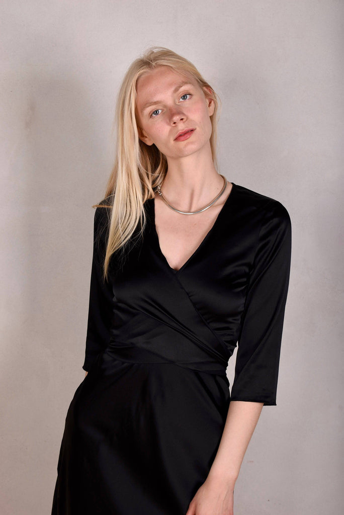 Parisienne. Wrap top/ Tie-front top w. 3/4 sleeves "Black" - Tone Barker Silk