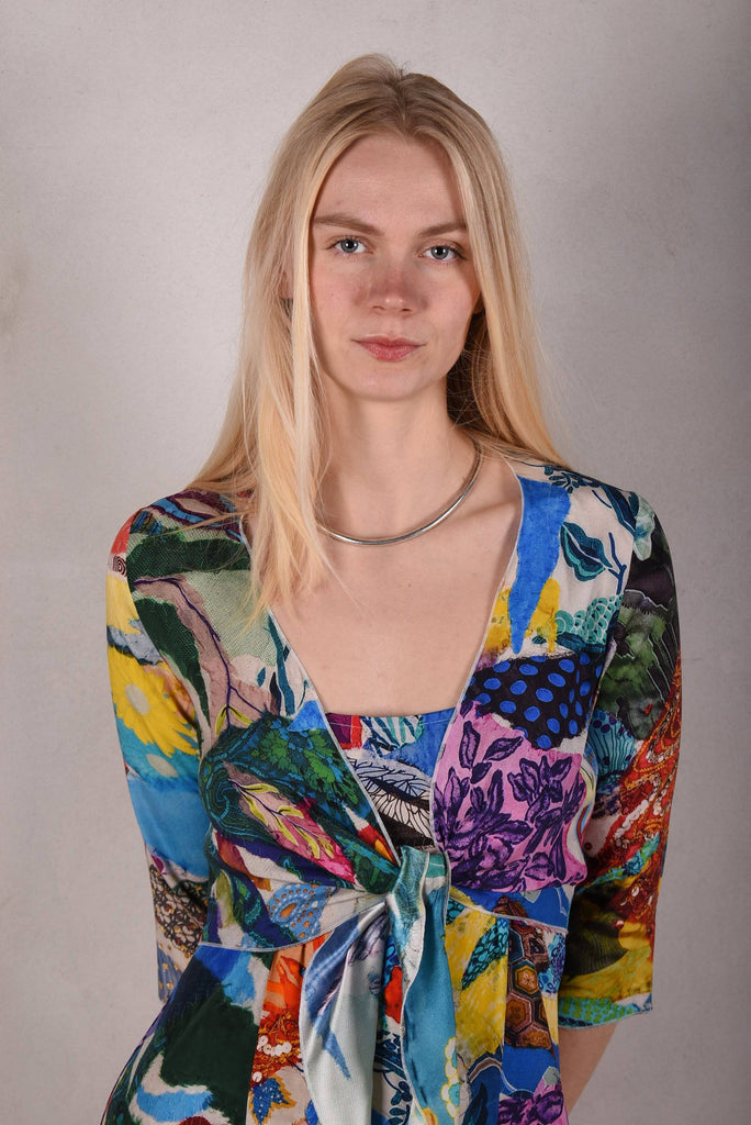 Parisienne. Wrap top/ Tie-front top w. 3/4 sleeves "Giadams" - Tone Barker Silk