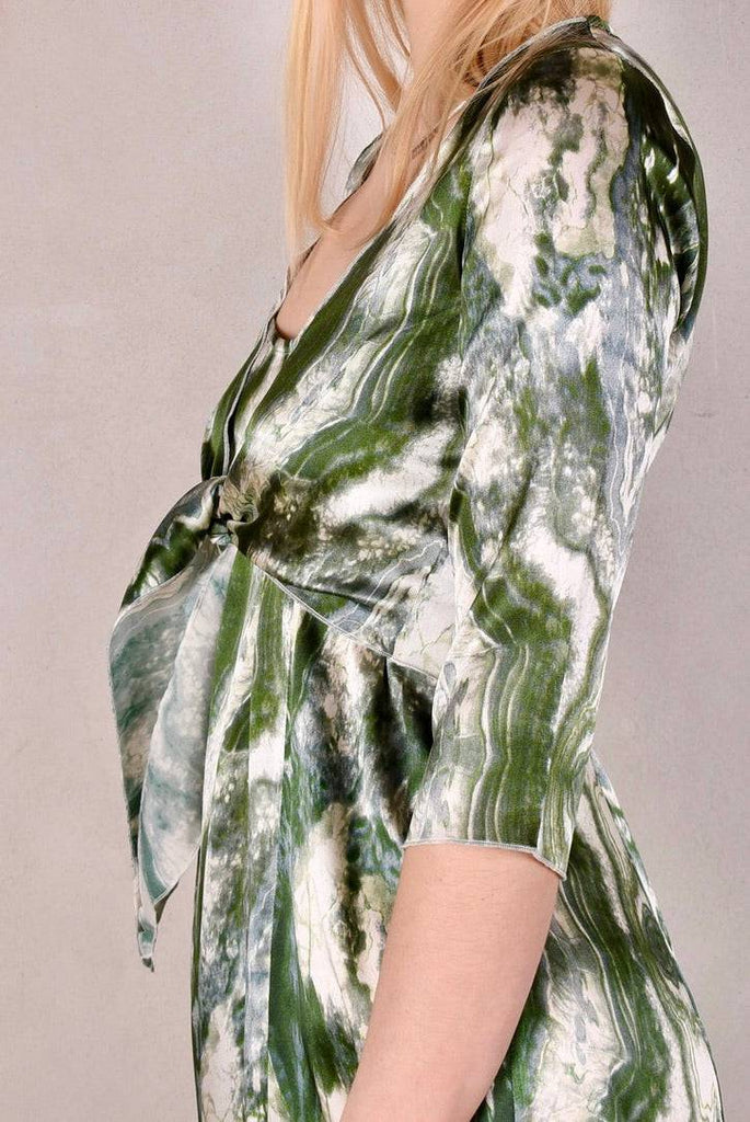 Parisienne. Wrap top/ Tie-front top w. 3/4 sleeves "Mar-Green" - Tone Barker Silk