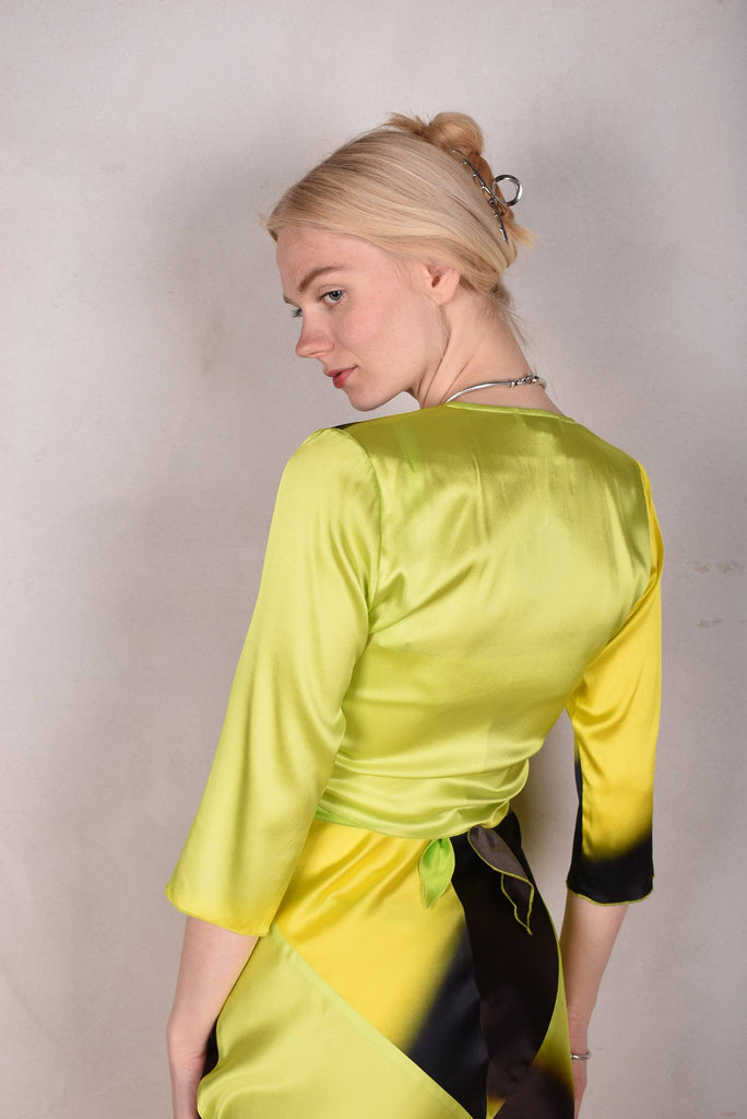 Parisienne. Wrap top/ Tie-front top w. 3/4 sleeves "Mean Greens" - Tone Barker Silk