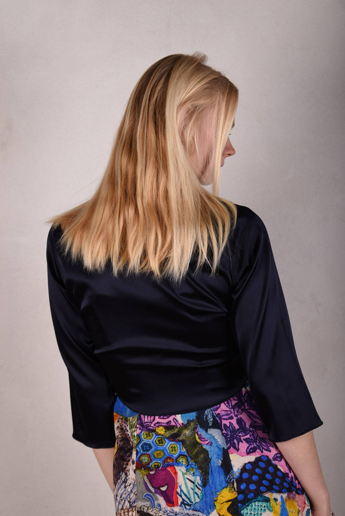 Parisienne. Wrap top/ Tie-front top w. 3/4 sleeves "Midnight" - Tone Barker Silk
