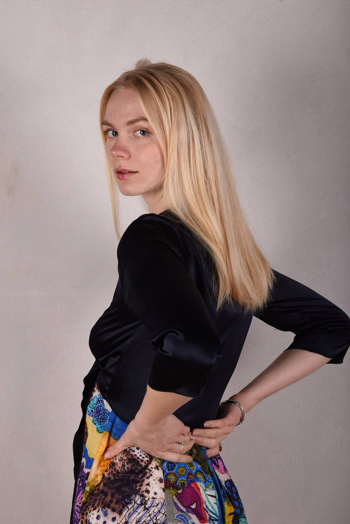 Parisienne. Wrap top/ Tie-front top w. 3/4 sleeves "Midnight" - Tone Barker Silk