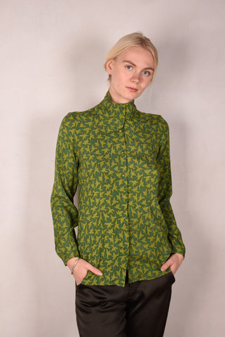 Alexa. Skjorte i stretch satin silke m. rullekrave/krave. Print: "2 Green-bird"