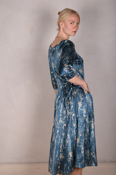 Jane. Stretch Silk midi-length dress with pockets (Marble-lite)