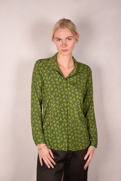 Alexa Stretch Silk shirt w. turtle-neck / collar. Print: "2 Green-bird"