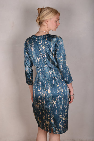 Maudacity. The classic dress in stretch silk satin (Marble-lite)