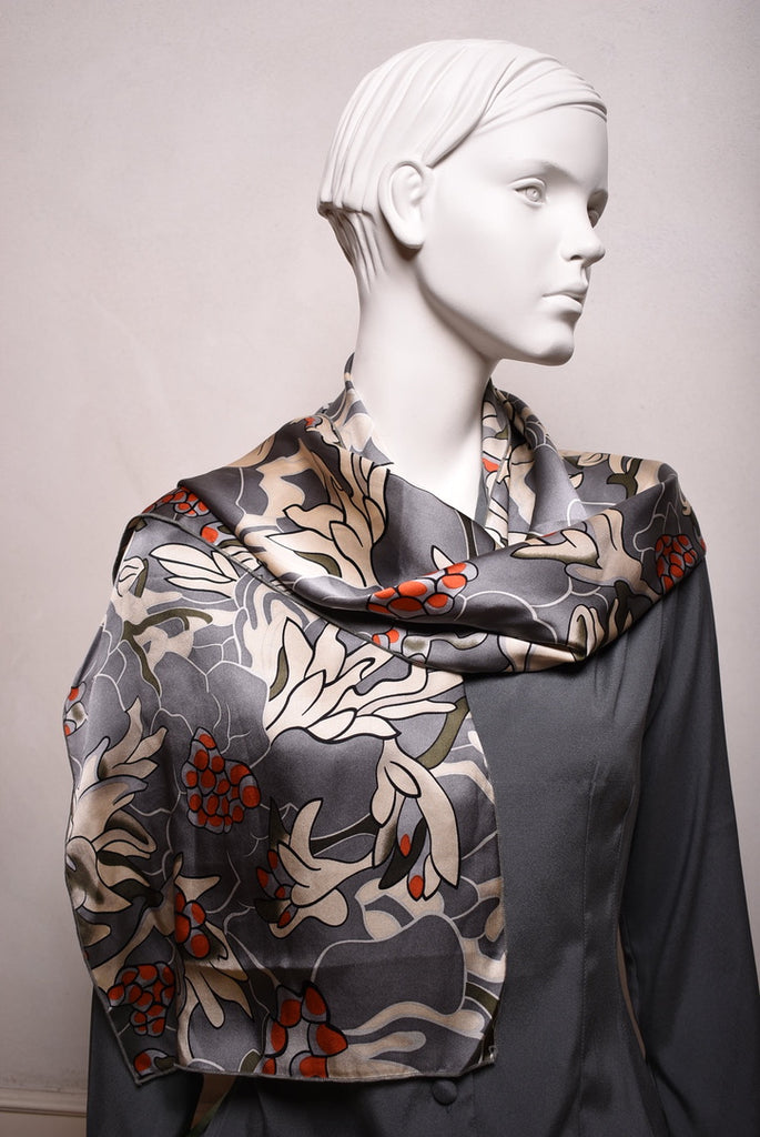 Shawl/scarf in 100% silk satin. 33X160 cm print:"Greygoda"
