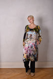 Hidrea.  Kaftan-dress in stretch satin silk w. artist print "Val-de-Nulle"