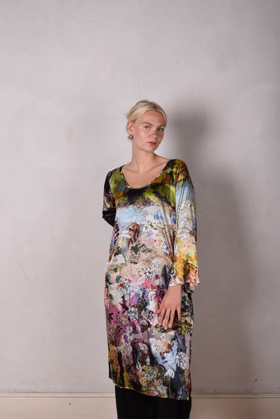 Hidrea.  Kaftan-dress in stretch satin silk w. artist print "Val-de-Nulle"