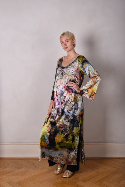 Indrea,  Maxi dress kaftan-style with pockets in Stretch satin silk. Print "Val-de-Nulle"