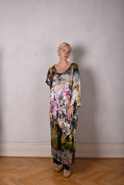 Indrea,  Maxi dress kaftan-style with pockets in Stretch satin silk. Print "Val-de-Nulle"