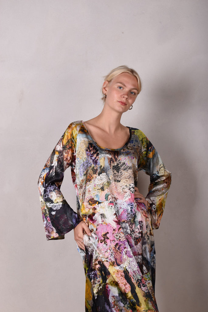 Indrea,  Maxi dress kaftan-style with pockets in Stretch satin silk. Print "Val-de-Nulle"