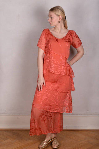 Ann-Frida. Lang kjole syet i flere lag silke. (Coral Red)
