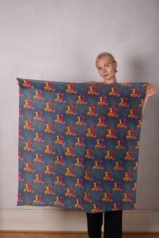 Sjal/tørklæde i silke satin-devoré. 55X200 cm.print: "B-red"