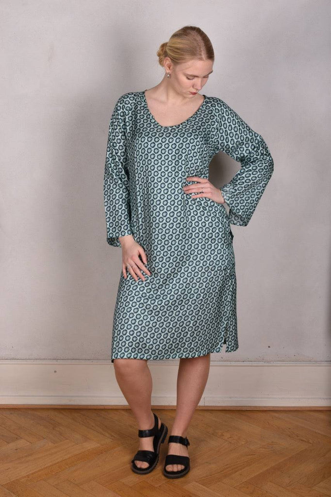 Hidrea. Silk dress with pockets and wide sleeves. 100% silk Habotai "Ligard" - Tone Barker Silk