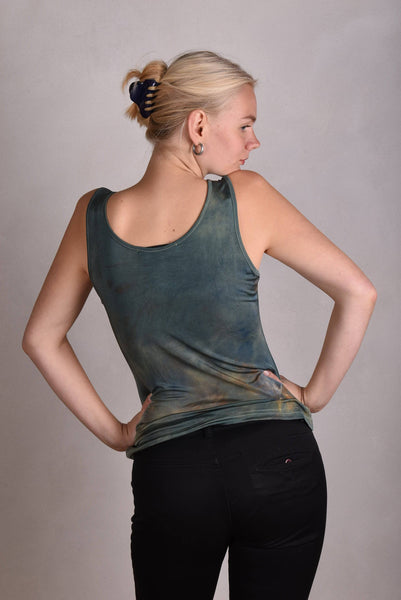 Tankie. Sleeveless top in 100% silk jersey. Col.: "Tie&dye"(Earth)