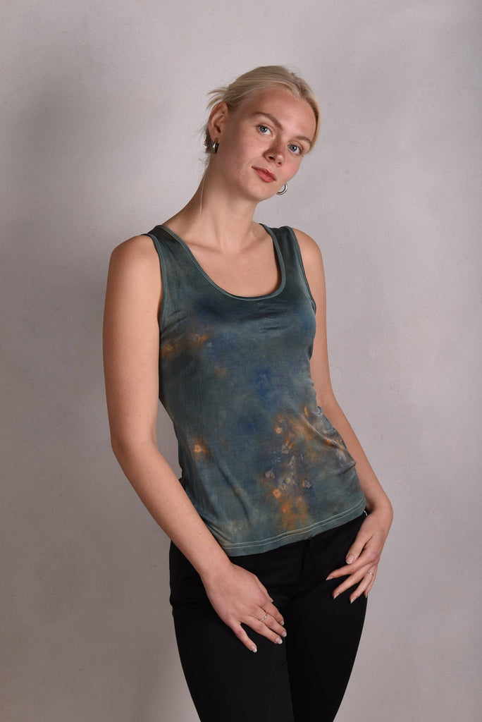 Tankie. Sleeveless top in 100% silk jersey. Col.: "Tie&dye"(Earth) - Tone Barker Silk