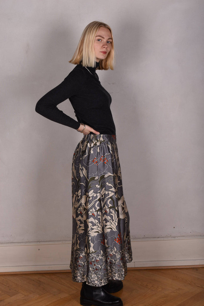 Monamax, Silk skirt in 100% Silk satin. Col.: Greygoda - Tone Barker Silk