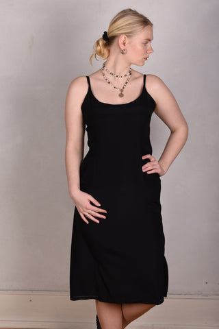 Feodora. Silke stretch crepe kjole med indstillelige skulderstropper (Black)