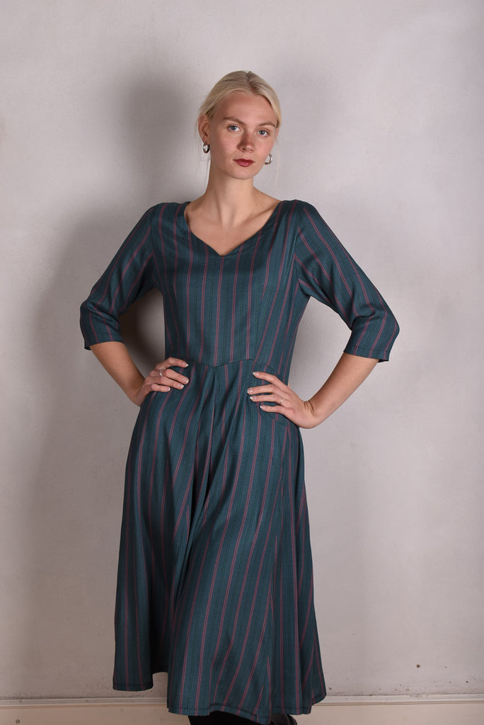 Silke stretch kjole, midi længde og lommer i siderne. (Stripe) – Tone Barker Silk